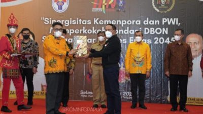 12 kepala daerah terima penghargaan Inisiator Olahraga Indonesia 2022