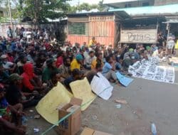 Diadang aparat, massa serahkan aspirasi tolak pemekaran Papua kepada DPRP di jalan
