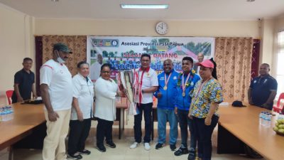 Galanita Persitoli serahkan Piala Pertiwi kepada Asprov PSSI Papua 