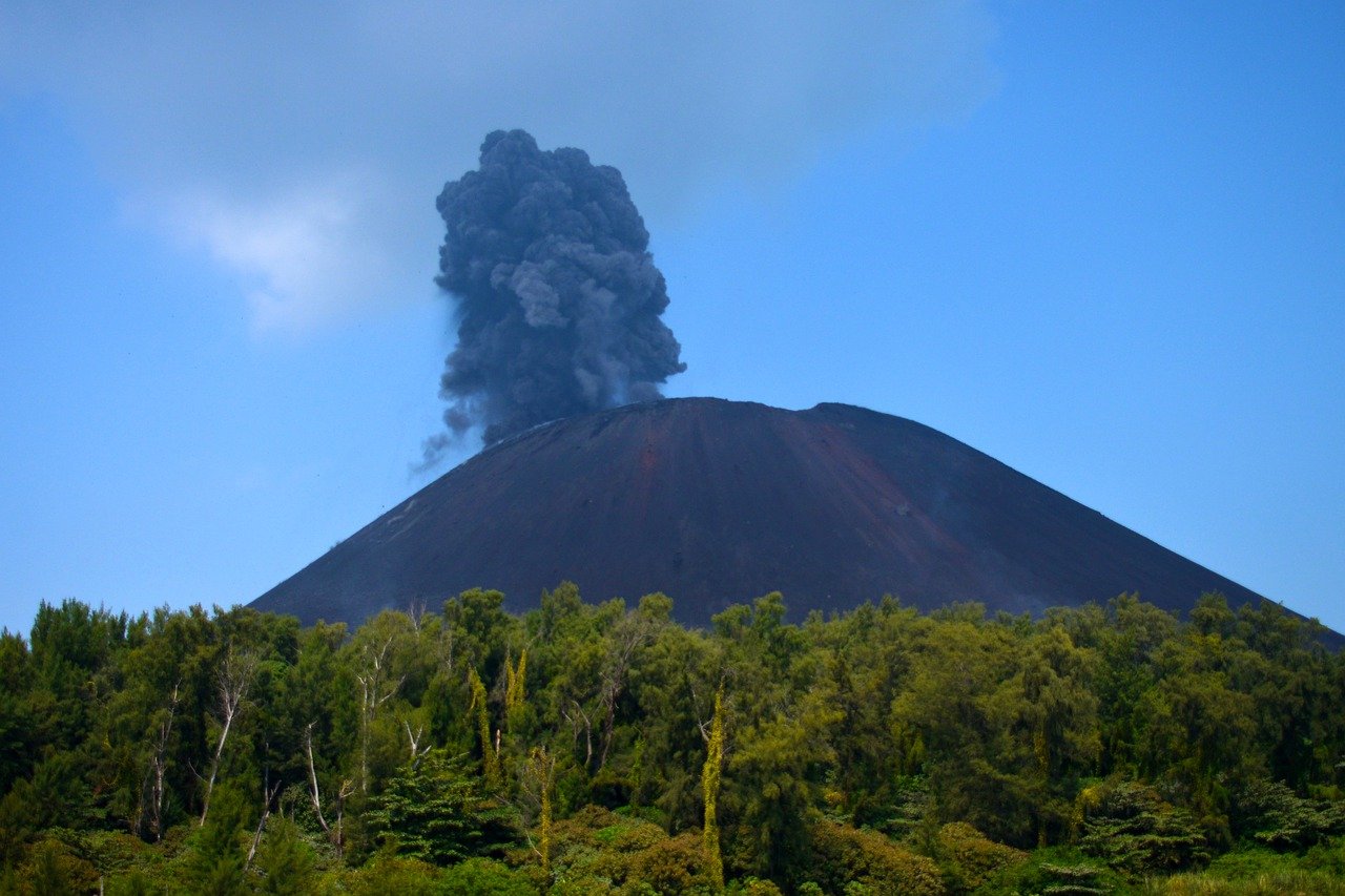 Gunung erupsi