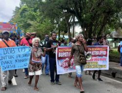 Diadang aparat, demonstran tolak pemekaran Papua serahkan aspirasi ke Kainkain Karkara Byak