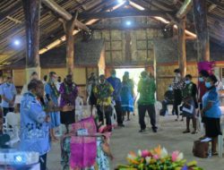 Pimpinan Dewan Adat Port Vila menyambut program radio Kesadaran Hukum Baru