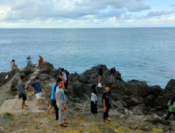 Pantai Tanjung Batu Sorong ramai pengunjung saat libur Lebaran