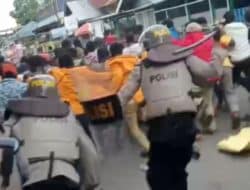 Aksi polisi membubarkan demonstran, memukul, menendang hingga menginjak
