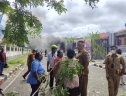 Puluhan tenaga honorer Papua Barat berdemonstrasi dengan bakar ban, Waterpauw: Matikan!