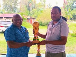 Kadis Kominfo Kabupaten Jayapura sumbang trofi untuk turnamen Ondofolo Heram Cup