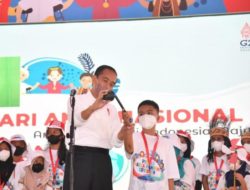 Presiden Jokowi ajak anak-anak bermain sulap