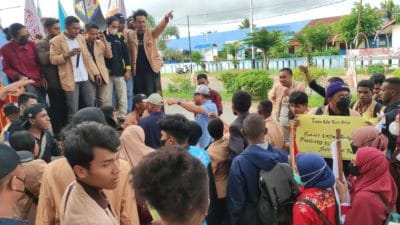 Mahasiswa nyaris bentrok dengan aparat keamanan saat demonstrasi tolak RKUHP di Merauke