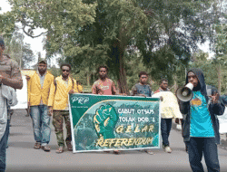 Menolak pemekaran Papua, mahasiswa berorasi di gerbang Kampus Uncen