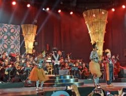 Erwin Gutawa dan para musisi Simfoni Tanah Papua tampil memukau