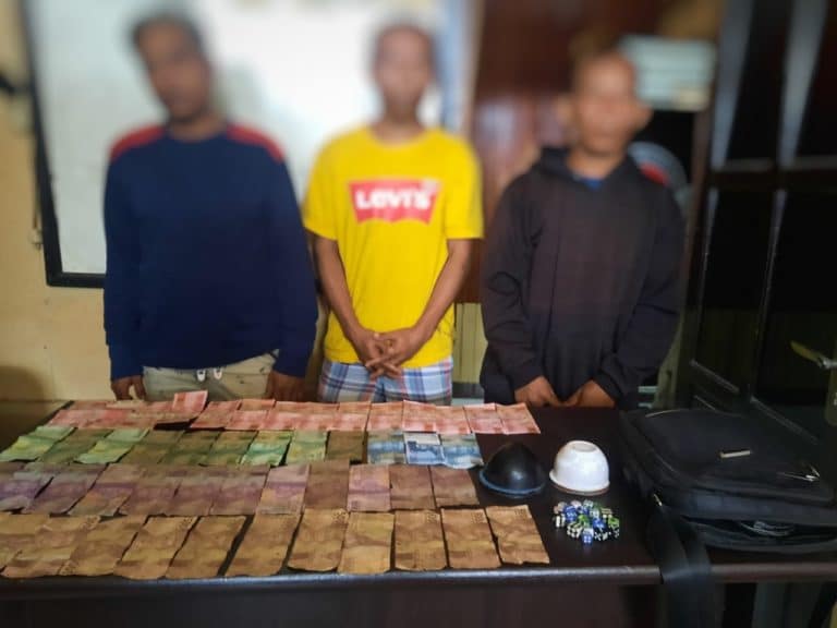 Pria Tertampan Di Dunia No 1 2022 Tiga Pria Sedang Asyik Berjudi Di Enarotali Diciduk Polisi | Jubi.id