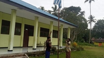 Pengibaran Bendera Bintang Kejora di SD Kisor Maybrat