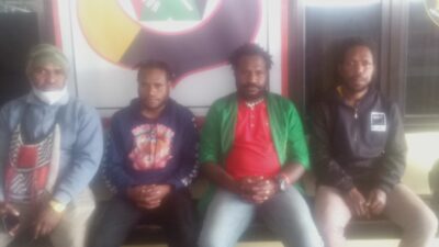 3 mahasiswa pencopot papan nama kantor provinsi Papua Pegunungan masih ditahan di Polres Jayawijaya.