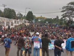 Diadang polisi, massa dari Sentani bacakan dukungan bagi Gubernur Papua di batas Kota Jayapura