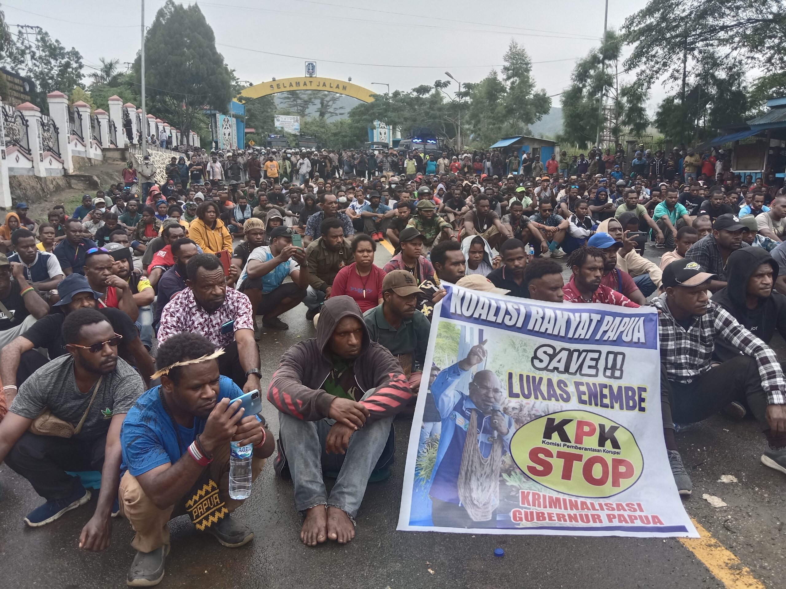 Demonstrasi Pendukung Gubernur Papua