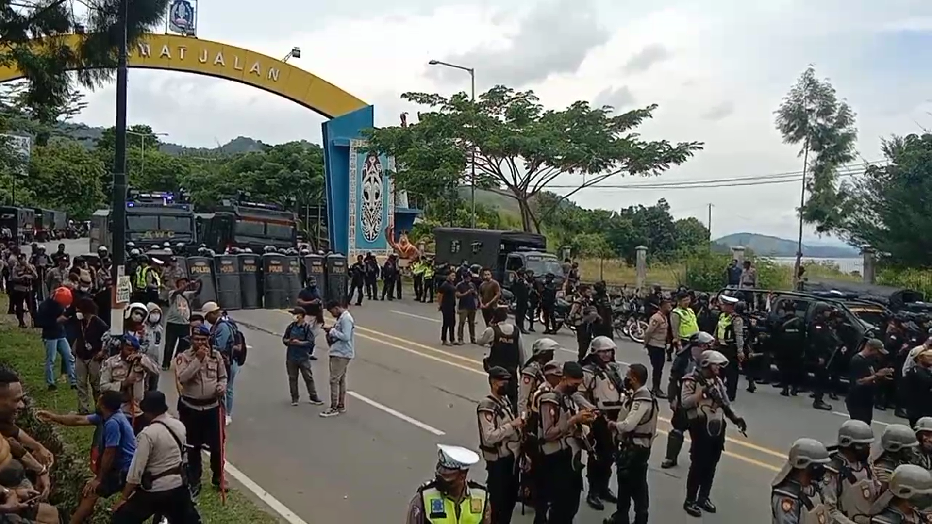 Polisi Adang Pendukung Gubernur Papua