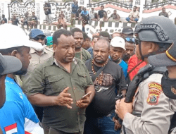 Polisi tak izinkan lewat, massa pendukung Gubernur Papua tertahan di batas kota