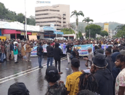 Massa pendukung Gubernur Papua gelar orasi di Taman Imbi, siap kembalikan uang gratifikasi