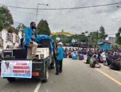 Diadang polisi, massa dari Sentani akhirnya gelar orasi dukung Gubernur Papua di batas Kota Jayapura