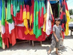 Pedagang di Kali Acai jual bendera peserta Piala Dunia Qatar 2022