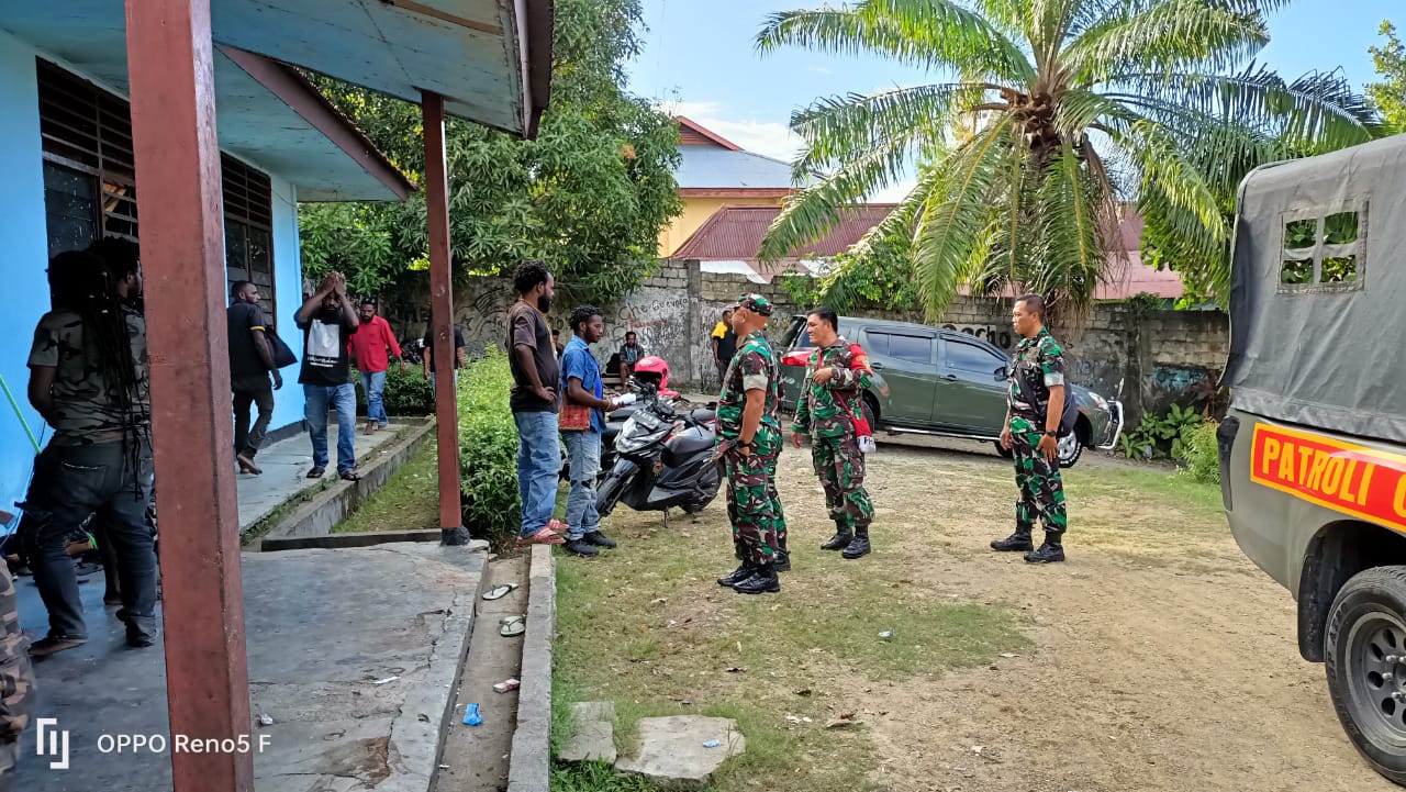 Anggota TNI Datangi Asrama Nduga, Cari Keluarga Korban Mutilasi Mimika