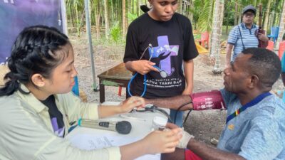 Masyarakat Kampung Koya Tengah mendapat pelayanan kesehatan gratis
