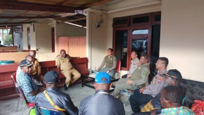 Bupati Paniai lakukan pertemuan di Dogiyai untuk bantu jalur distribusi logistik dari Nabire
