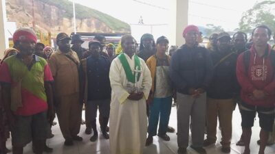 Pastor Martinus Iyai antar 3 warga ke Polres Dogiyai