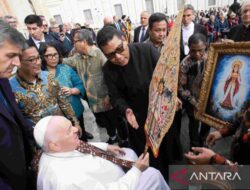 PWKI berikan hadiah ke Paus Fransiskus