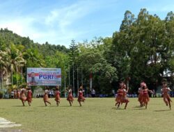 Siswa SMPN 2 Jayapura tampilkan tarian Balada Kulit Kayu di HUT ke-77 PGRI