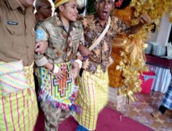 Aira, upacara adat suku Menawi Yapen menyambut anak pulang merantau