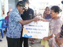 Pemkot Jayapura serahkan bantuan kepada korban kebakaran di Dok 9