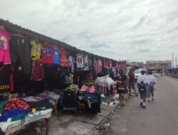 Pedagang Pasar Baru Sentani berjualan sementara di jalan masuk