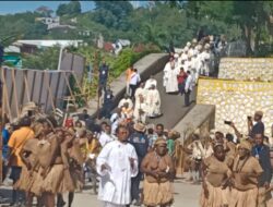 Tarian adat suku Mee dan Ngalum iringi rombongan Uskup masuk gereja Katedral 