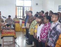 Penjabat Bupati Mappi kukuhkan pengurus LPPD Kabupaten Mappi periode 2023-2027