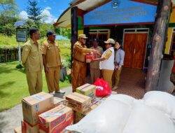 Pemkab Jayawijaya menyalurkan bantuan bagi warga terdampak banjir