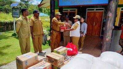 Pemkab Jayawijaya menyalurkan bantuan bagi warga terdampak banjir