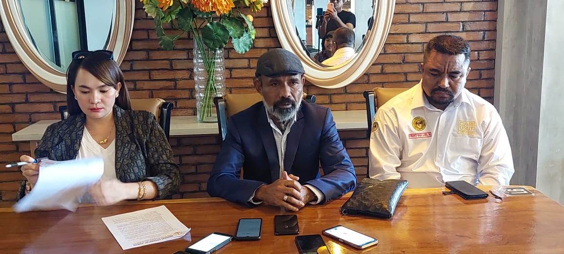  Tim Kuasa Hukum RDA saat memberikan keterangan pers / Sudjarwo Husain
