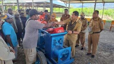 Pemda Jayawijaya beri bantuan mesin cetak bata merah di Distrik Pusugi