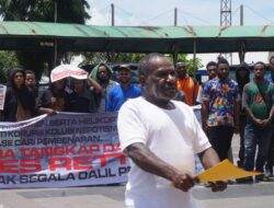 Kasus korupsi helikopter Mimika, mahasiswa dan warga demo di Kejati Papua
