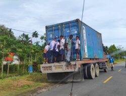 Siswa di Wilayah Pembangunan III Kabupaten Jayapura sering menumpang truk kontainer