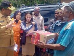 Bupati Jayawijaya turun langsung menyalurkan bantuan bagi korban banjir