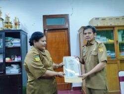 Penyerahan sertifikat kepada tim ahli cagar budaya di Kota Jayapura