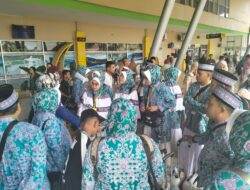 Jemaah Calon  Haji Asal Tiga Daerah di Papua Barat Diberangkatkan Menuju Embarkasi Makassar
