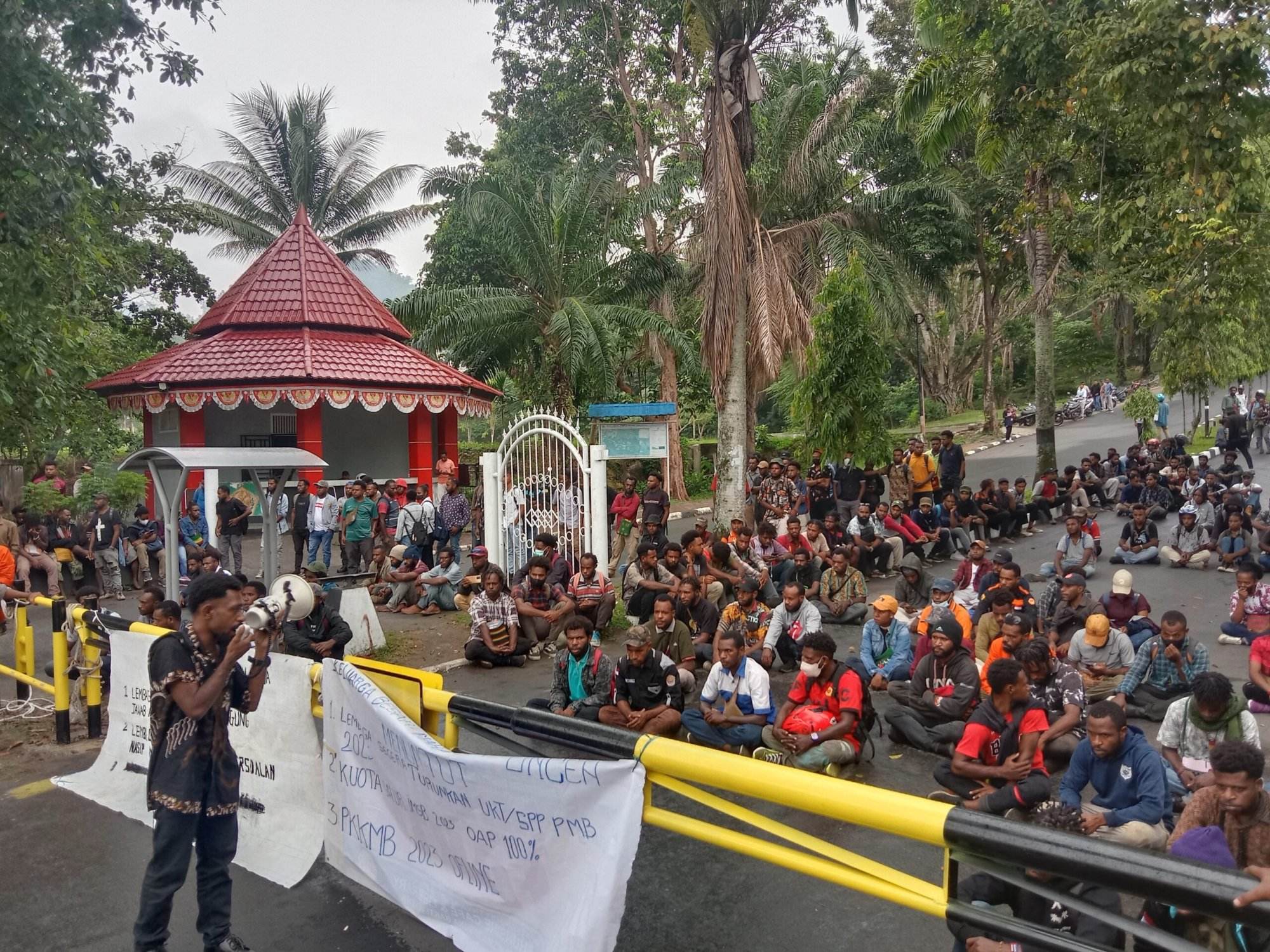 Rektorat Uncen prioritaskan OAP dalam penerimaan mahasiswa baru 7 Aksi demonstrasi mahasiswa di Gapura Universitas Cenderawasih Waena, pada Rabu (14/6/2023). - Jubi/Theo Kelen
