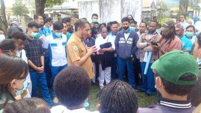 Ratusan tenaga honorer RSUD Wamena demo soal gaji 3 bulan belum dibayar