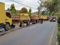 Antrean kendaraan isi bahan bakar solar ganggu arus lalu lintas di Kota Jayapura