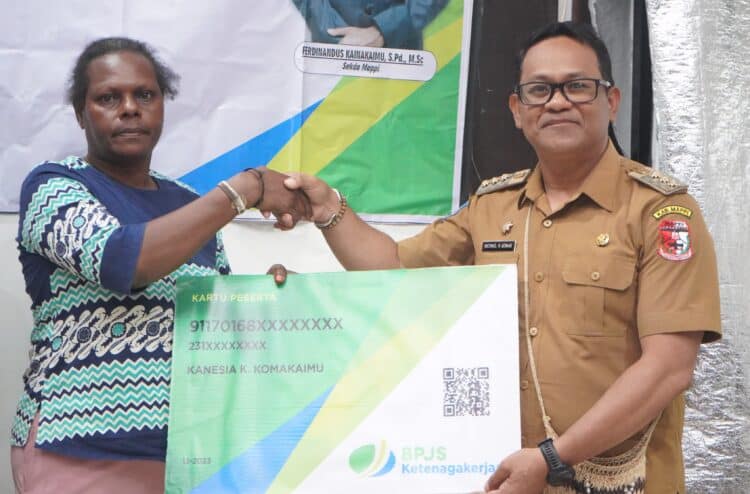 Pj Bupati Mappi serahkan jaminan perlindungan JKK/JKM untuk 2.000 pekerja rentan 1 Pj Bupati Mappi