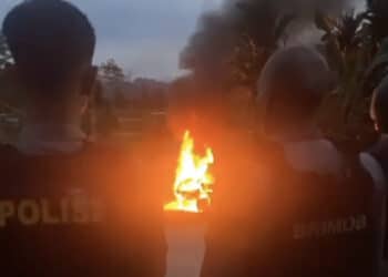 Truk Pelayat Lukas Enembe Terbakar