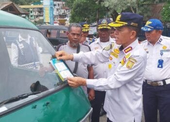 Dishub Kota Jayapura saat melakukan penertiban angkutan umum. - Jubi/Ramah
